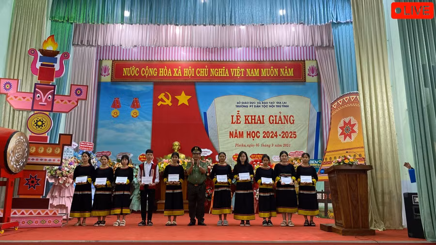 Nhân dịp năm học mới, Thiếu tướng Rah Lan Lâm - Ủy viên Ban Thường vụ Tỉnh ủy, Giám đốc Công an tỉnh trao tặng 10 suất học b ổng Nay Der cho các em học sinh có thành tích học tập tốt. Ảnh: Sơn Ca