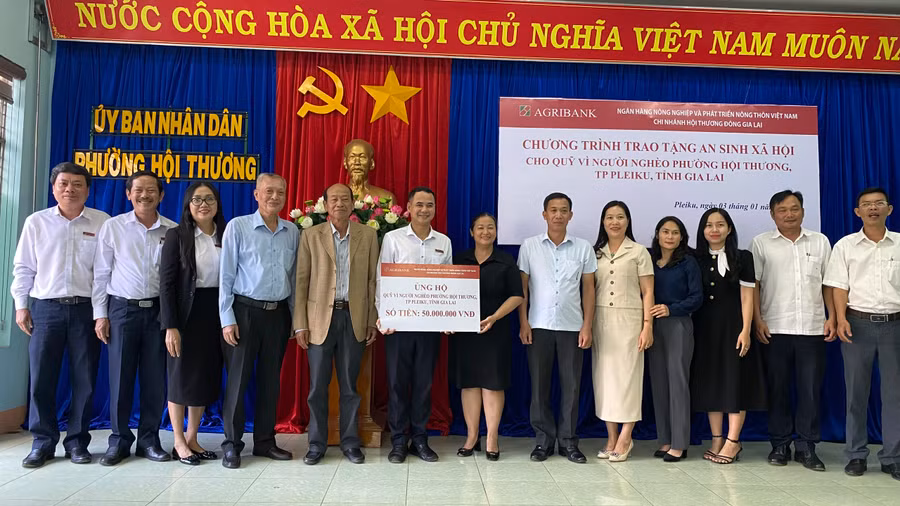 Agribank Chi nhánh Hội Thương Đông Gia Lai trao tặng kinh phí ủng hộ Quỹ Vì người nghèo phường Hội Thương. Ảnh: Sơn Ca.