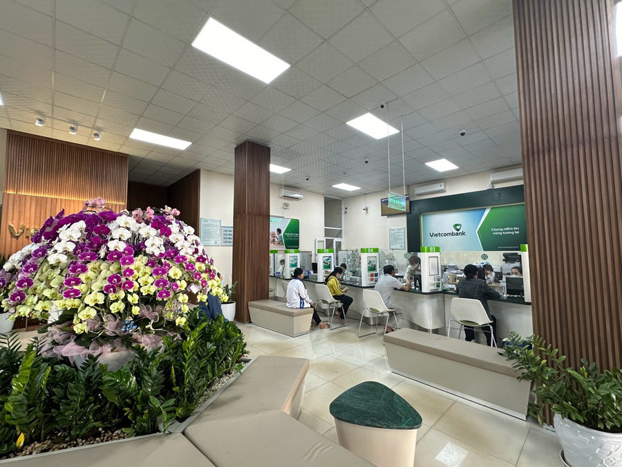 Sự hiện diện của cây xanh, hoa tươi mang lại cảm giác kết nối thân thiện và gần gũi với thiên nhiên ngay trong không gian công sở. Ảnh: Thanh Tuyền Sự hiện diện của cây xanh, hoa tươi mang lại cảm giác kết nối thân thiện và gần gũi với thiên nhiên ngay trong không gian công sở. Ảnh: Thanh Tuyền