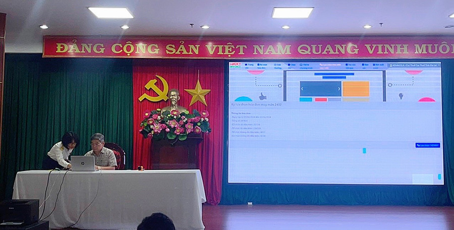 Ông Nguyễn Anh Dũng, Tỉnh ủy viên, Giám đốc Sở Tài chính bấm nút lựa chọn "Hóa đơn may mắn" trên hệ thống dữ liệu hóa đơn điện tử tập trung của ngành Thuế. Ảnh: Sơn Ca Ông Nguyễn Anh Dũng, Tỉnh ủy viên, Giám đốc Sở Tài chính bấm nút lựa chọn "Hóa đơn may mắn" trên hệ thống dữ liệu hóa đơn điện tử tập trung của ngành Thuế. Ảnh: Sơn Ca