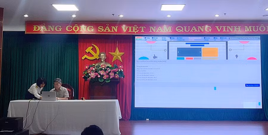 Ông Nguyễn Anh Dũng, Tỉnh ủy viên, Giám đốc Sở Tài chính bấm nút lựa chọn "Hóa đơn may mắn" trên hệ thống dữ liệu hóa đơn điện tử tập trung của ngành Thuế. Ảnh: Sơn Ca