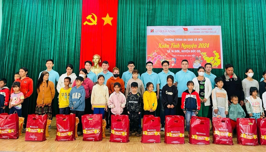 Đoàn Thanh niên Agribank Chi nhánh tỉnh Gia Lai tặng quà Tết cho các gia đình tại xã Ia Dơk, huyện Đức Cơ. Ảnh: Sơn Ca.