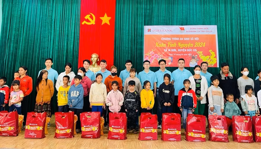 Đoàn Thanh niên Agribank Chi nhánh tỉnh Gia Lai tặng quà Tết cho các gia đình tại xã Ia Dơk, huyện Đức Cơ. Ảnh: Sơn Ca.
