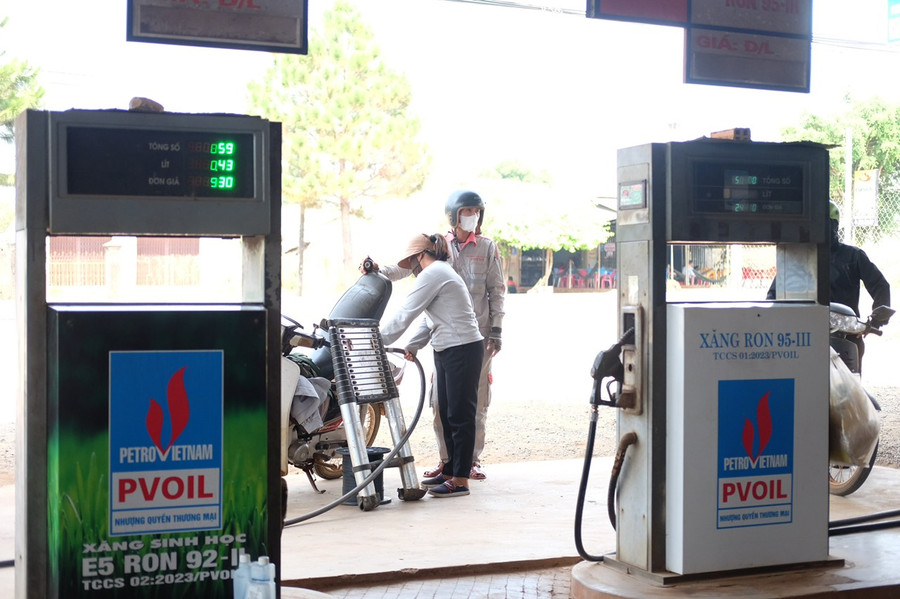 Toàn tỉnh đã có 305 cửa hàng kinh doanh xăng dầu triển khai phát hành hóa đơn điện tử theo từng lần bán hàng. Ảnh: Sơn Ca Toàn tỉnh đã có 305 cửa hàng kinh doanh xăng dầu triển khai phát hành hóa đơn điện tử theo từng lần bán hàng. Ảnh: Sơn Ca