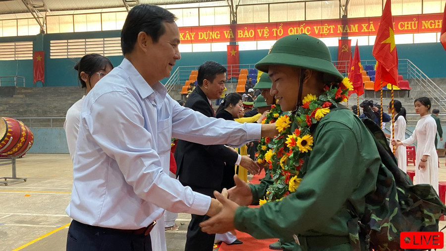 Đồng chí Võ Thanh Hùng-Ủy viên Ban Thường vụ Tỉnh ủy, Trưởng ban Nội chính Tỉnh ủy ân cần dặn dò các tân binh lên đường nhập ngũ. Ảnh: Sơn Ca.