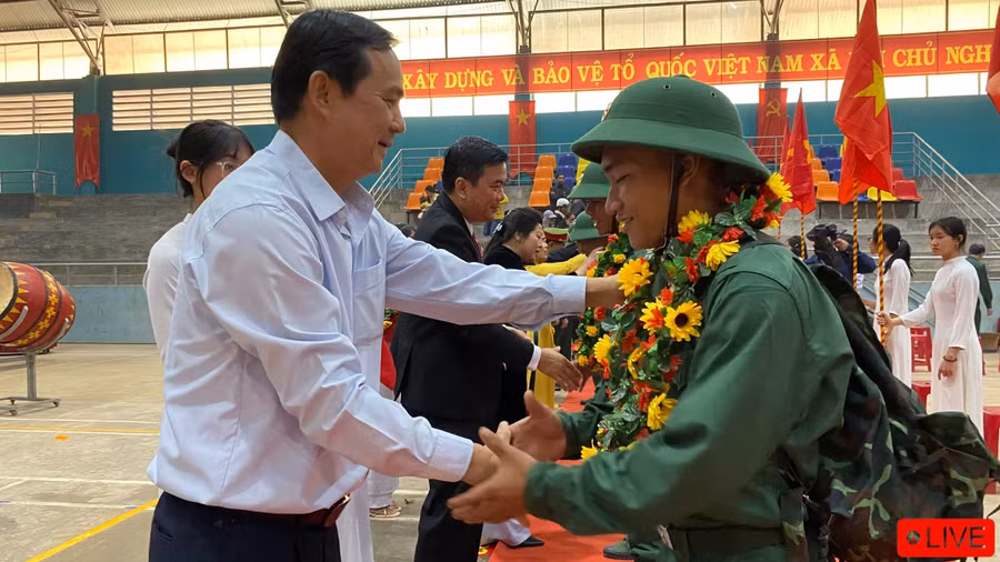 Đồng chí Võ Thanh Hùng-Ủy viên Ban Thường vụ Tỉnh ủy, Trưởng ban Nội chính Tỉnh ủy ân cần dặn dò các tân binh lên đường nhập ngũ. Ảnh: Sơn Ca.