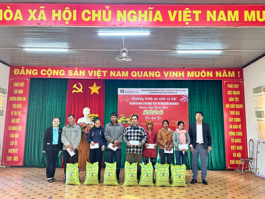 Agribank Chi nhánh Ia Grai Đông Gia Lai tặng quà Tết cho các gia đình có hoàn cảnh khó khăn. Ảnh: Sơn Ca
