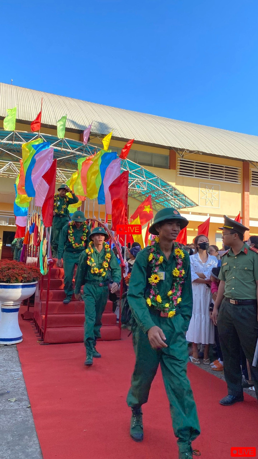 Tiếp bước truyền thống cha anh, các tân binh huyện Chư Sê bước qua cầu Vinh quang lên đường bảo vệ Tổ quốc. Ảnh: Sơn Ca.