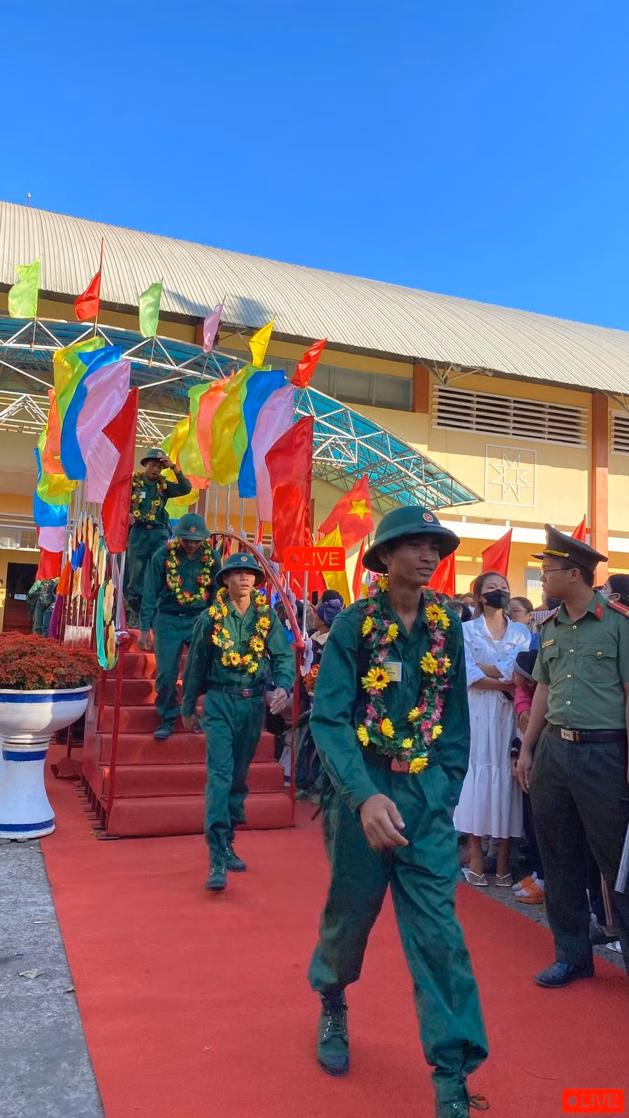 Tiếp bước truyền thống cha anh, các tân binh huyện Chư Sê bước qua cầu Vinh quang lên đường bảo vệ Tổ quốc. Ảnh: Sơn Ca.