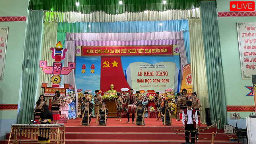 Các em học sinh Trường Phổ thông Dân tộc nội trú tỉnh Gia Lai biểu diễn văn nghệ chào mừng năm học mới 2024-2025. Ảnh: Sơn Ca Các em học sinh Trường Phổ thông Dân tộc nội trú tỉnh Gia Lai biểu diễn văn nghệ chào mừng năm học mới 2024-2025. Ảnh: Sơn Ca