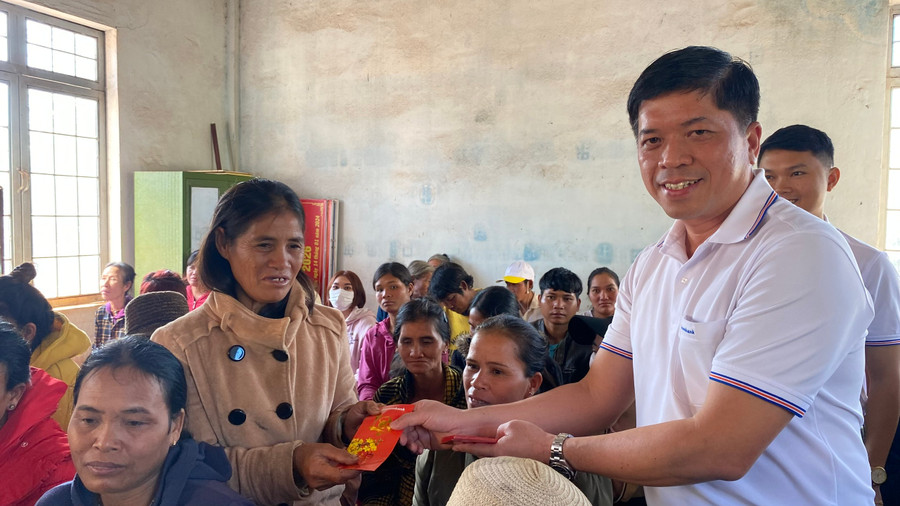 Ông Trần Hoàng Nhã-Giám đốc Sacombank Chi nhánh Gia Lai trao tặng quà Tết cho bà con có hoàn cảnh khó khăn. Ảnh: Sơn Ca Ông Trần Hoàng Nhã-Giám đốc Sacombank Chi nhánh Gia Lai trao tặng quà Tết cho bà con có hoàn cảnh khó khăn. Ảnh: Sơn Ca