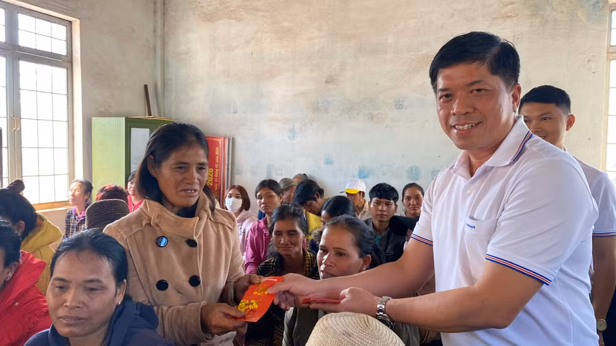 Ông Trần Hoàng Nhã-Giám đốc Sacombank Chi nhánh Gia Lai trao tặng quà Tết cho bà con có hoàn cảnh khó khăn. Ảnh: Sơn Ca