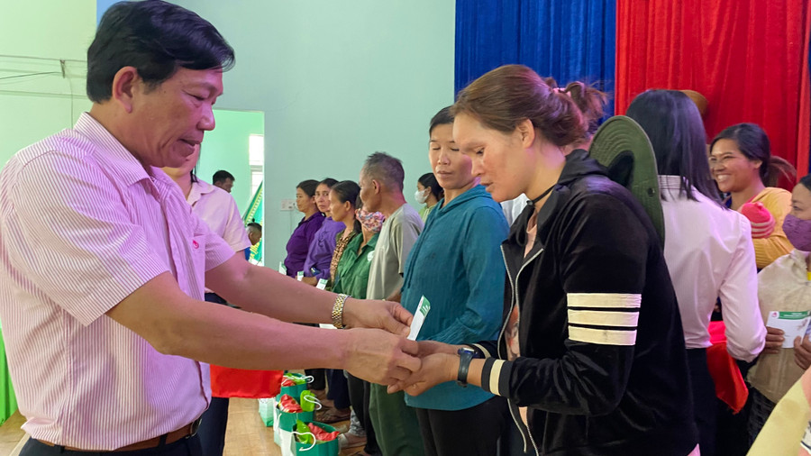 Ông Lê Văn Chí-Giám đốc NHCSXH Chi nhánh tỉnh Gia Lai tặng quà Tết cho bà con xã Ia Boòng, huyện Chư Prông. Ảnh: Sơn Ca. Ông Lê Văn Chí-Giám đốc NHCSXH Chi nhánh tỉnh Gia Lai tặng quà Tết cho bà con xã Ia Boòng, huyện Chư Prông. Ảnh: Sơn Ca.