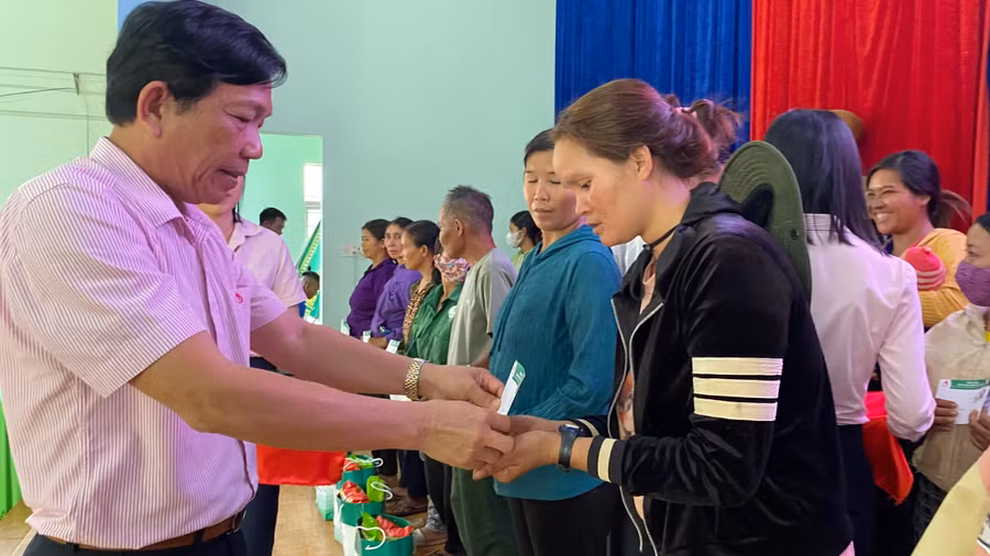 Ông Lê Văn Chí-Giám đốc NHCSXH Chi nhánh tỉnh Gia Lai tặng quà Tết cho bà con xã Ia Boòng, huyện Chư Prông. Ảnh: Sơn Ca.