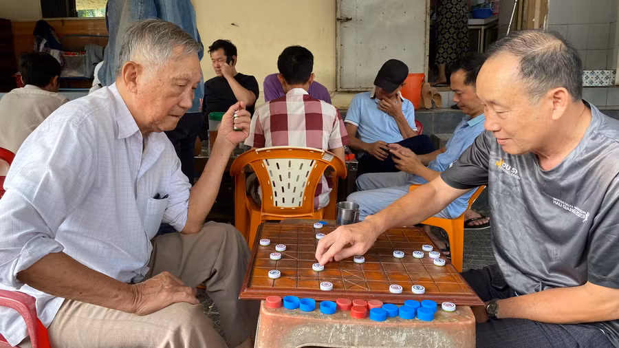 Chơi cờ tướng ngày xuân tạo không khí giao lưu vui vẻ và góp phần gìn giữ nét đẹp văn hóa truyền thống dân tộc. Ảnh: Sơn Ca