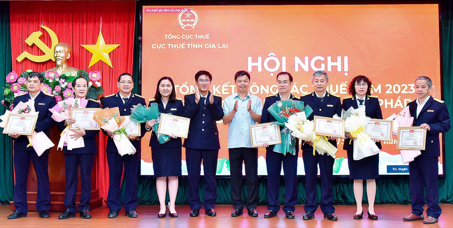 Thừa ủy quyền, Phó Chủ tịch UBND tỉnh Nguyễn Hữu Quế trao quyết định khen thưởng của Bộ Tài chính cho các tập thể đạt danh hiệu lao động xuất sắc năm 2022. Ảnh: Đức Thụy Thừa ủy quyền, Phó Chủ tịch UBND tỉnh Nguyễn Hữu Quế trao quyết định khen thưởng của Bộ Tài chính cho các tập thể đạt danh hiệu lao động xuất sắc năm 2022. Ảnh: Đức Thụy