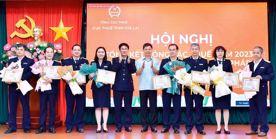 Thừa ủy quyền, Phó Chủ tịch UBND tỉnh Nguyễn Hữu Quế trao quyết định khen thưởng của Bộ Tài chính cho các tập thể đạt danh hiệu lao động xuất sắc năm 2022. Ảnh: Đức Thụy