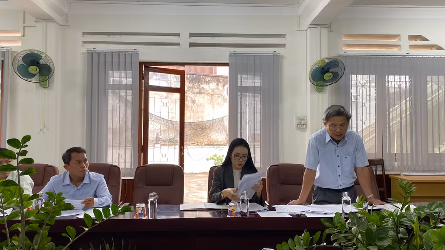 Đại diện Sở Tài chính tham gia góp ý các nội dung đề xuất bổ sung dự toán kinh phí thực hiện chính sách cho người có uy tín. Ảnh: Sơn Ca