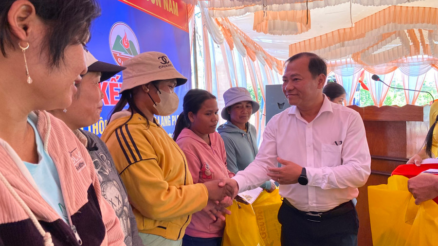 Lãnh đạo Sở Giao thông-Vận tải tặng quà cho bà con làng Plei Hlốp. Ảnh: Sơn Ca Lãnh đạo Sở Giao thông-Vận tải tặng quà cho bà con làng Plei Hlốp. Ảnh: Sơn Ca
