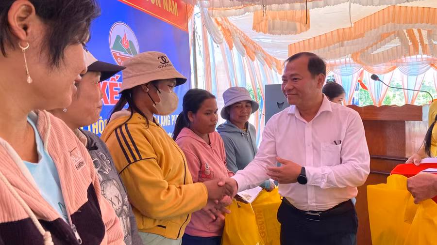 Lãnh đạo Sở Giao thông-Vận tải tặng quà cho bà con làng Plei Hlốp. Ảnh: Sơn Ca