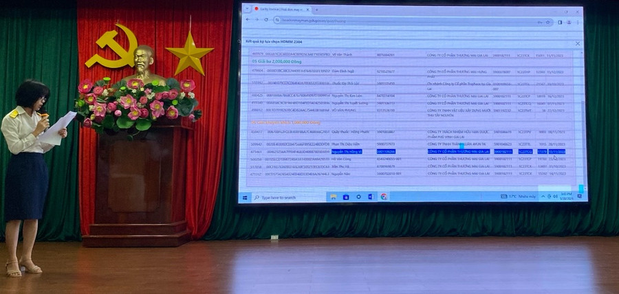 Thông qua chương trình Hóa đơn may mắn, ngành Thuế khuyến khích người tiêu dùng tạo thói quen lấy hóa đơn điện tử khi mua hàng hóa. Ảnh: Sơn Ca. Thông qua chương trình Hóa đơn may mắn, ngành Thuế khuyến khích người tiêu dùng tạo thói quen lấy hóa đơn điện tử khi mua hàng hóa. Ảnh: Sơn Ca.