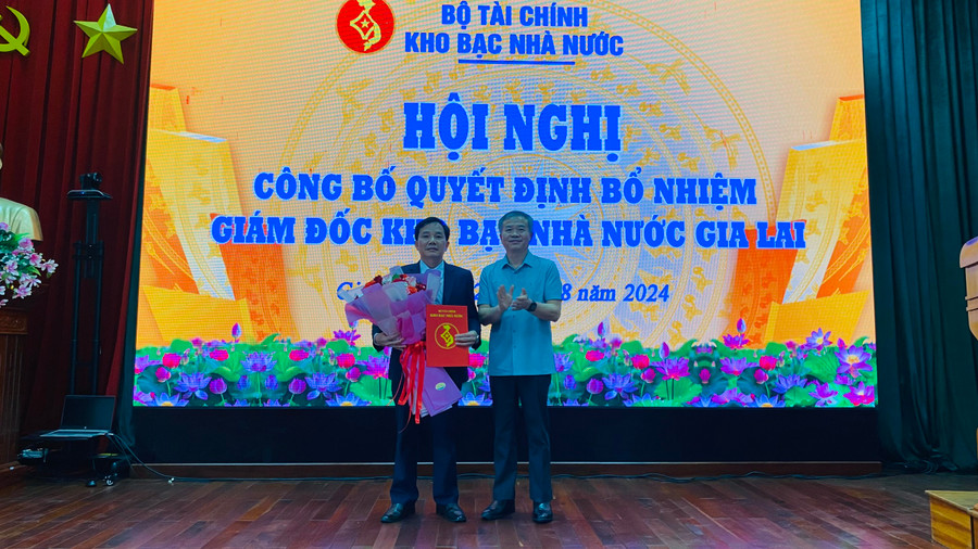 Phó Tổng Giám đốc KBNN Nguyễn Quang Vinh trao quyết định bổ nhiệm và chúc mừng ông Phạm Quang Bút-tân Giám đốc KBNN tỉnh Gia Lai. Ảnh: Sơn Ca Phó Tổng Giám đốc KBNN Nguyễn Quang Vinh trao quyết định bổ nhiệm và chúc mừng ông Phạm Quang Bút-tân Giám đốc KBNN tỉnh Gia Lai. Ảnh: Sơn Ca