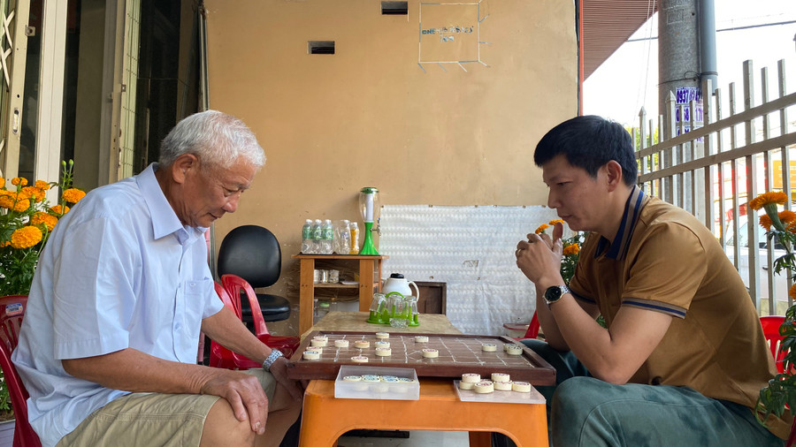 Niềm yêu thích cờ tướng được kết nối từ thế hệ này sang thế hệ khác, tạo thành một nét đẹp truyền thống trong văn hóa người Việt. Ảnh: Sơn Ca Niềm yêu thích cờ tướng được kết nối từ thế hệ này sang thế hệ khác, tạo thành một nét đẹp truyền thống trong văn hóa người Việt. Ảnh: Sơn Ca