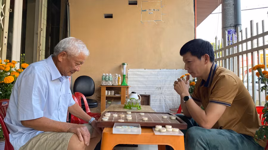 Niềm yêu thích cờ tướng được kết nối từ thế hệ này sang thế hệ khác, tạo thành một nét đẹp truyền thống trong văn hóa người Việt. Ảnh: Sơn Ca