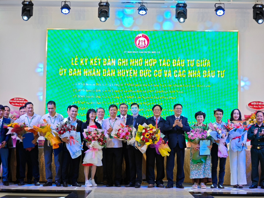 Huyện Đức Cơ khen thưởng và vinh danh các cá nhân, doanh nghiệp có nhiều đóng góp tích cực cho địa phương. Ảnh: Sơn Ca Huyện Đức Cơ khen thưởng và vinh danh các cá nhân, doanh nghiệp có nhiều đóng góp tích cực cho địa phương. Ảnh: Sơn Ca