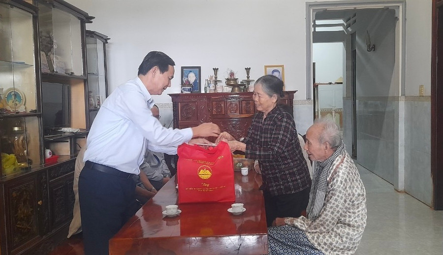 Đồng chí Võ Thanh Hùng-Ủy viên Ban Thường vụ, Trưởng ban Nội chính Tỉnh ủy thăm và tặng quà gia đình ông Lê Thị. Ảnh: Sơn Ca