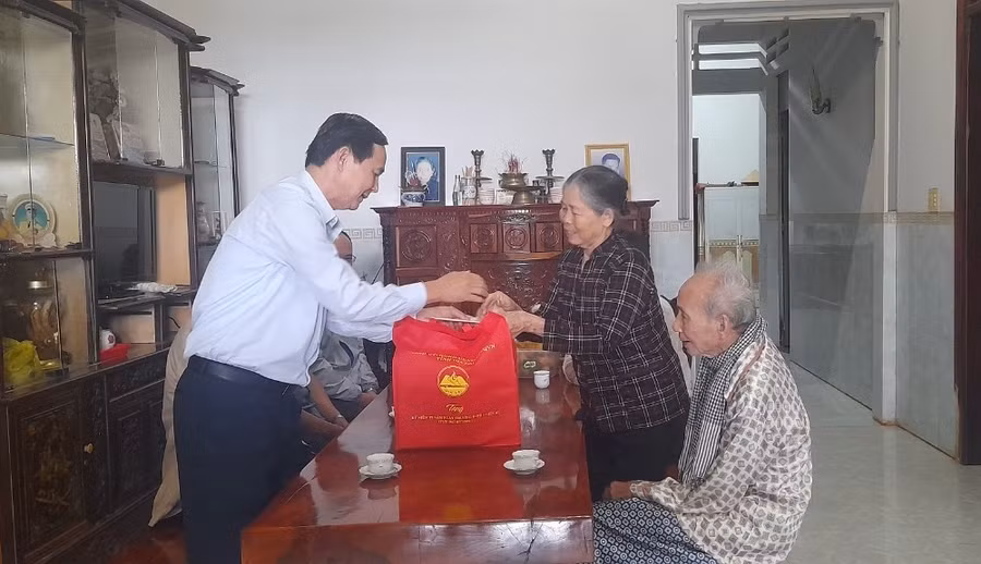 Đồng chí Võ Thanh Hùng-Ủy viên Ban Thường vụ, Trưởng ban Nội chính Tỉnh ủy thăm và tặng quà gia đình ông Lê Thị. Ảnh: Sơn Ca