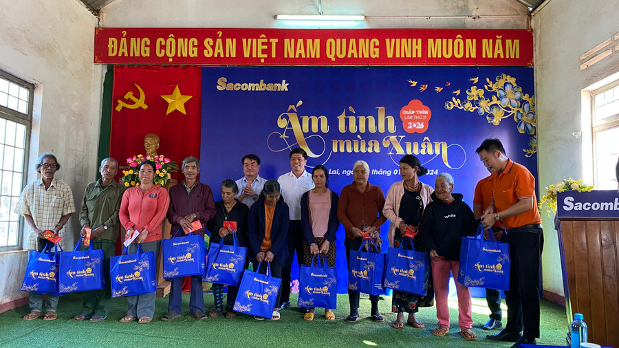 Sacombank Chi nhánh Gia Lai tặng quà Tết cho bà con làng Yam và làng Kép, thị trấn Ia Kha, huyện Ia Grai. Ảnh: Sơn Ca. Sacombank Chi nhánh Gia Lai tặng quà Tết cho bà con làng Yam và làng Kép, thị trấn Ia Kha, huyện Ia Grai. Ảnh: Sơn Ca.