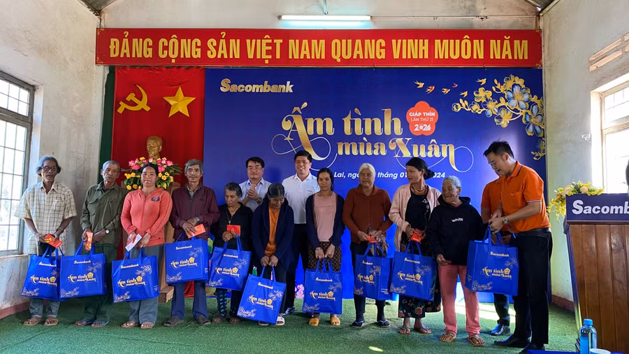Sacombank Chi nhánh Gia Lai tặng quà Tết cho bà con làng Yam và làng Kép, thị trấn Ia Kha, huyện Ia Grai. Ảnh: Sơn Ca.