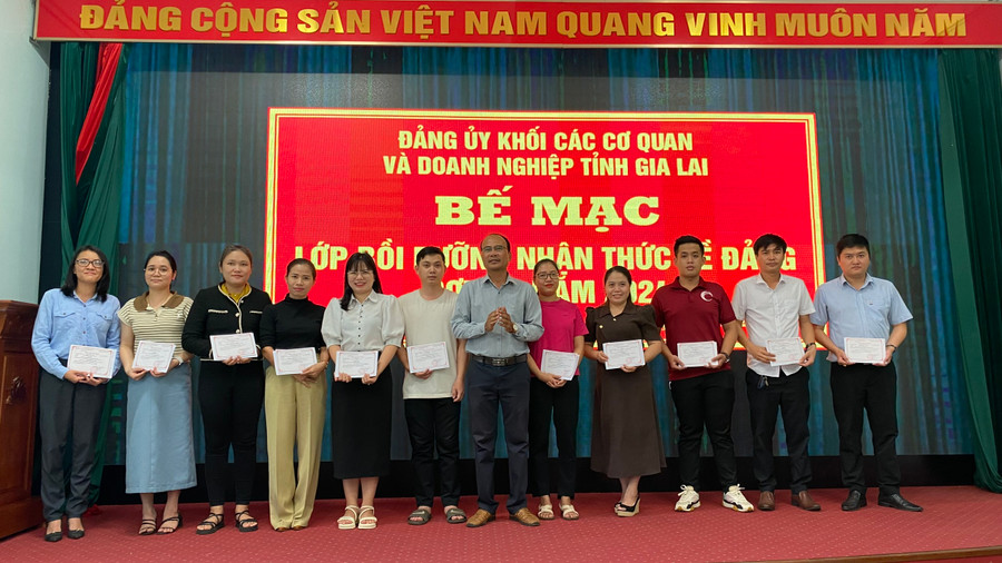 Ban Tổ chức lớp học trao giấy khen của Ban Thường vụ Đảng ủy Khối các cơ quan và doanh nghiệp tỉnh cho 13 học viên có thành tích xuất sắc trong học tập. Ảnh: Sơn Ca