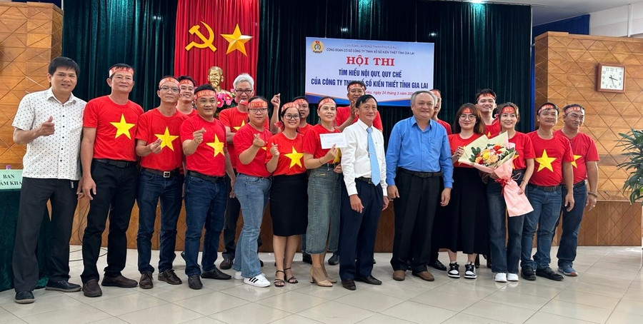 Lãnh đạo Công ty TNHH Xổ số Kiến thiết tỉnh Gia Lai trao giải nhất cho Đội Khách Quan. Ảnh: Sơn Ca