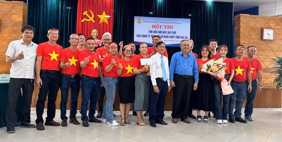 Lãnh đạo Công ty TNHH Xổ số Kiến thiết tỉnh Gia Lai trao giải nhất cho Đội Khách Quan. Ảnh: Sơn Ca