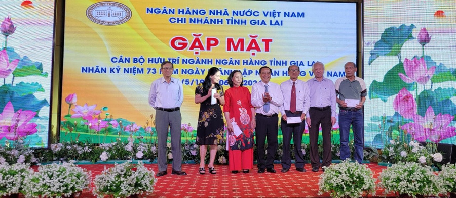 Lãnh đạo Ngân hàng Nhà nước Chi nhánh tỉnh Gia Lai chúc mừng và tặng quà cho các đồng chí cán bộ hưu trí trên 60 tuổi. Ảnh: Sơn Ca