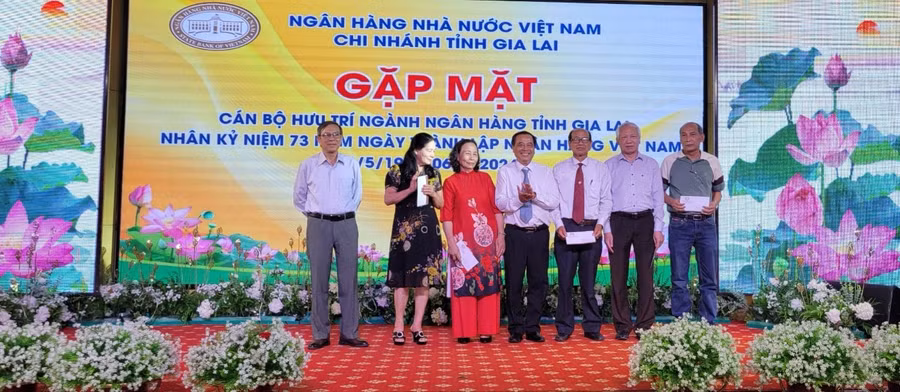 Lãnh đạo Ngân hàng Nhà nước Chi nhánh tỉnh Gia Lai chúc mừng và tặng quà cho các đồng chí cán bộ hưu trí trên 60 tuổi. Ảnh: Sơn Ca