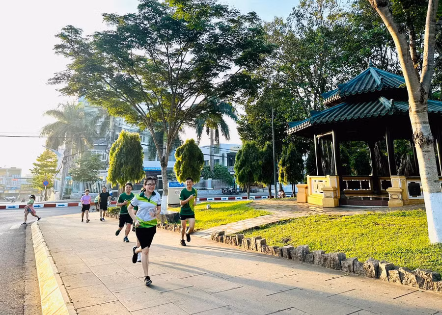 Mỗi 1 km hợp lệ của người chạy, Vietcombank cam kết đóng góp tương ứng 5.000 đồng/km để gây quỹ học bổng cho học sinh, sinh viên nghèo vượt khó. Ảnh: Thanh Tuyền