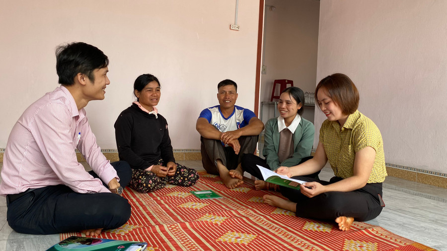 Ông Nữi (thứ 3 từ trái sang) cùng cán bộ Hội đoàn thể, Ngân hàng Chính sách đến chia vui với bà Blơn (áo đen) trong căn nhà mới. Ảnh: Sơn Ca.