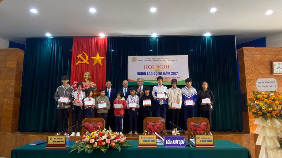 Ban lãnh đạo Công ty trao tặng 15 suất học bổng cho con em người bán vé số lẻ trên địa bàn TP. Pleiku. Ảnh: Sơn Ca