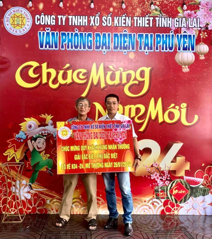 Vé xổ số truyền thống vẫn giữ được sức hút nên nhu cầu mua vé số cầu may mắn dịp Tết Nguyên đán tăng mạnh so với ngày thường. Ảnh: NVCC Vé xổ số truyền thống vẫn giữ được sức hút nên nhu cầu mua vé số cầu may mắn dịp Tết Nguyên đán tăng mạnh so với ngày thường. Ảnh: NVCC