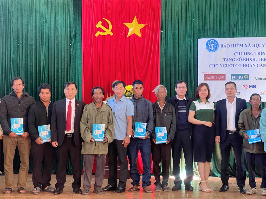 Agribank Chi nhánh tỉnh Gia Lai đồng hành cùng BHXH tỉnh thực hiện chương trình tặng sổ BHXH, thẻ BHYT cho người có hoàn cảnh khó khăn. Ảnh: Thanh Huyền.