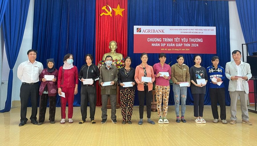 Agribank Chi nhánh Biển Hồ Đông Gia Lai tặng quà Tết cho các gia đình khó khăn tại xã Biển Hồ, TP. Pleiku. Ảnh: Sơn Ca