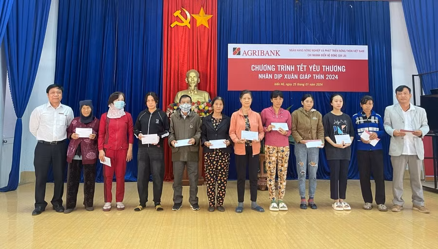 Agribank Chi nhánh Biển Hồ Đông Gia Lai tặng quà Tết cho các gia đình khó khăn tại xã Biển Hồ, TP. Pleiku. Ảnh: Sơn Ca