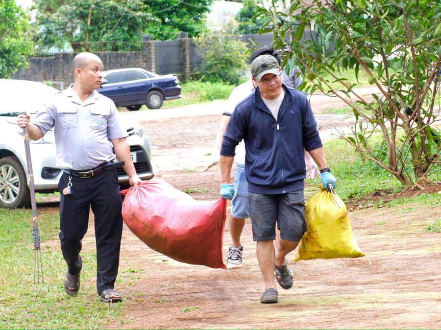 Toàn bộ rác thải được các tình nguyện viên thu gom, tập kết về địa điểm xử lý theo quy định. Ảnh: NVCC Toàn bộ rác thải được các tình nguyện viên thu gom, tập kết về địa điểm xử lý theo quy định. Ảnh: NVCC