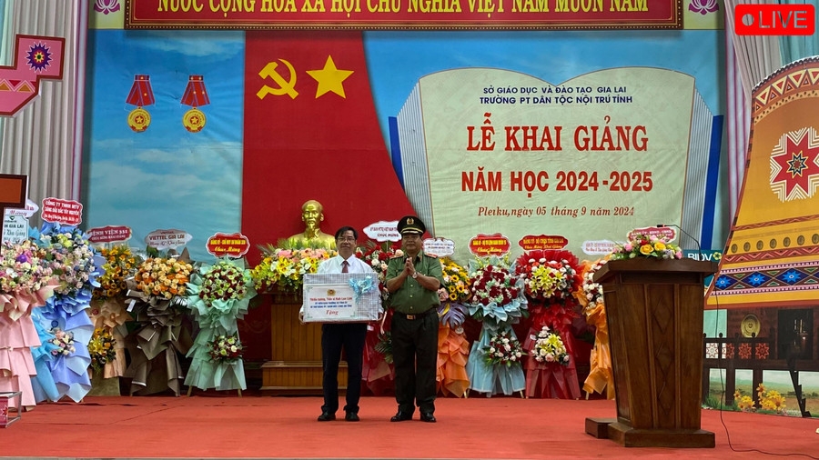 Thiếu tướng Rah Lan Lâm - Ủy viên Ban Thường vụ Tỉnh ủy, Giám đốc Công an tỉnh tặng quà cho nhà trường. Ảnh: Sơn Ca Thiếu tướng Rah Lan Lâm - Ủy viên Ban Thường vụ Tỉnh ủy, Giám đốc Công an tỉnh tặng quà cho nhà trường. Ảnh: Sơn Ca