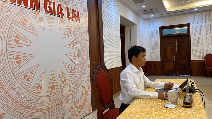 Phó Chủ tịch UBND tỉnh Nguyễn Hữu Quế dự hội nghị sơ kết 1 năm thực hiện tháo gỡ các "điểm nghẽn" trong triển khai Đề án 06. Ảnh: Sơn Ca