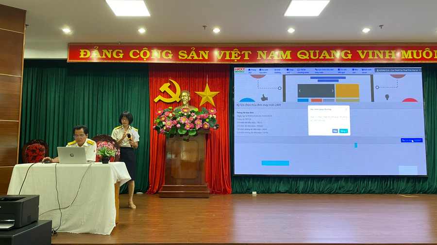 Ông Ksor Kut-Phó Cục trưởng Cục Thuế tỉnh Gia Lai bấm nút lựa chọn ngẫu nhiên 15 hóa đơn may mắn trúng thưởng trên hệ thống hóa đơn điện tử tập trung của ngành Thuế. Ảnh: Sơn Ca