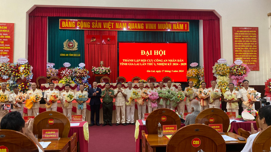 Lãnh đạo UBND tỉnh và Công an tỉnh chúc mừng Ban Chấp hành Hội Cựu CAND tỉnh Gia Lai nhiệm kỳ 2024-2029. Ảnh: Sơn Ca Lãnh đạo UBND tỉnh và Công an tỉnh chúc mừng Ban Chấp hành Hội Cựu CAND tỉnh Gia Lai nhiệm kỳ 2024-2029. Ảnh: Sơn Ca